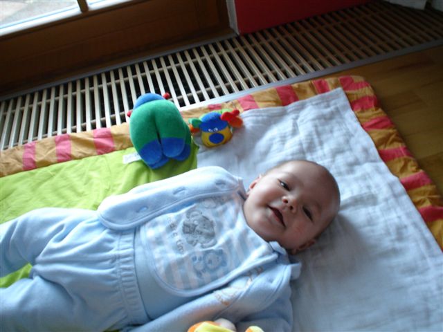  hraju si na zemi.JPG